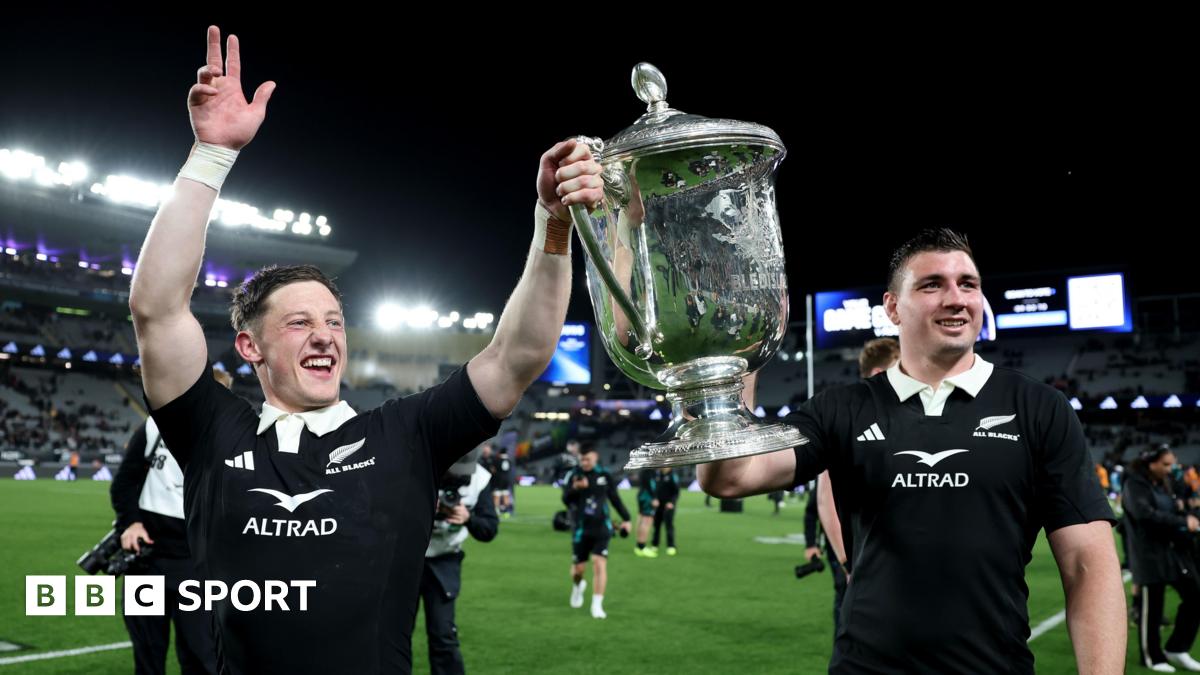 New Zealand retain Bledisloe Cup with 33-24 win against Australia